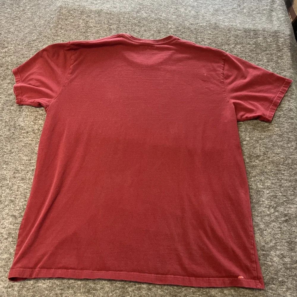 Levi's Men's 2XL‎ Burgundy Short Sleeve Crew Neck Graphic Tee Mountains